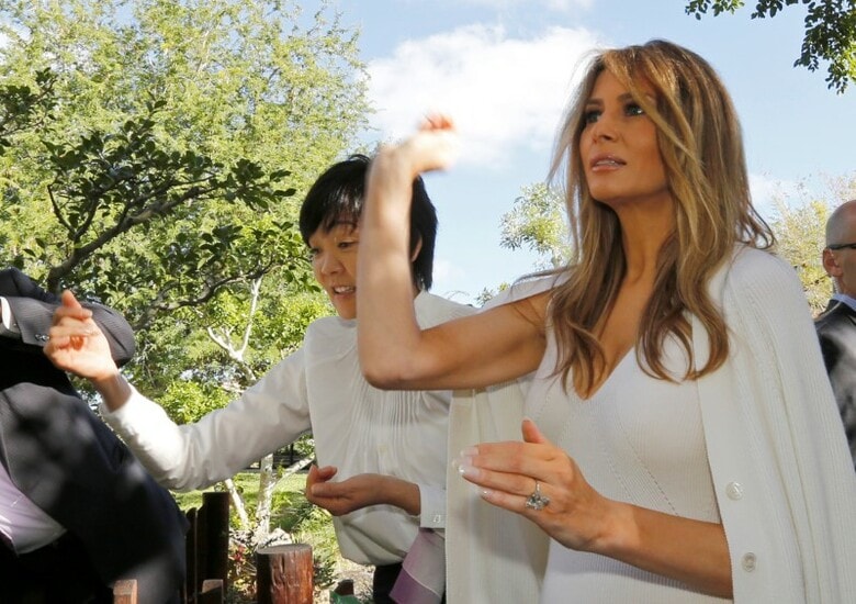 ２月１０日、首脳会談にはファーストレディー外交がつきものだが、米首都ワシントンを視察した日本の首相夫人のかたわらには、従来とは異なり、米大統領夫人の姿はなかった。写真は１１日、フロリダ州の日本庭園で池の鯉にエサをやるメラニア米大統領夫人と昭恵夫人（２０１７年　ロイター/Joe Skipper）