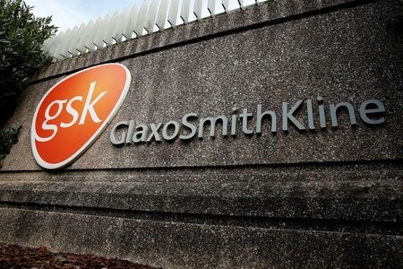 カナダのバイオ医薬品開発会社のメディカゴと英製薬大手グラクソ・スミスクライン（ＧＳＫ）は１２日、メディカゴが開発する新型コロナウイルスワクチンとＧＳＫの補助薬による大規模臨床試験（治験）を年内に始めると発表した。写真は英スティーブニッジのＧＳＫ施設。１０月撮影（２０２０年　ロイター/MATTHEW CHILDS）