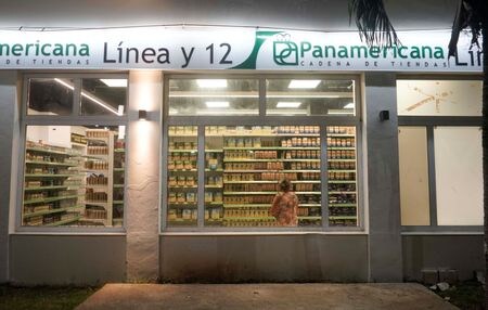 キューバは２２日、ドルやその他の外貨と現地通貨ペソとの両替を２年ぶりに限定的に再開すると発表した。写真は２０２０年１１月、ハバナで撮影（２０２２年　ロイター/Alexandre Meneghini）