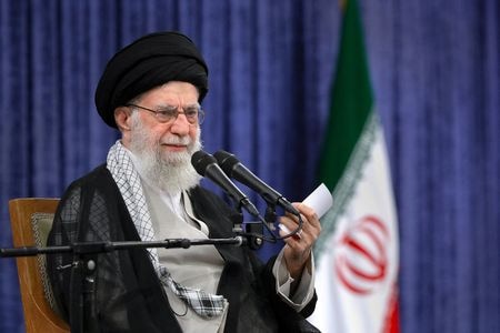 　６月４日、イランの最高指導者ハメネイ師（写真）は、核開発問題を巡る米政府の提案について、イランの国益に反していると表明、ウラン濃縮を継続する方針を示した。５月２０日、テヘランで撮影。WANA提供（２０２５年　ロイター）