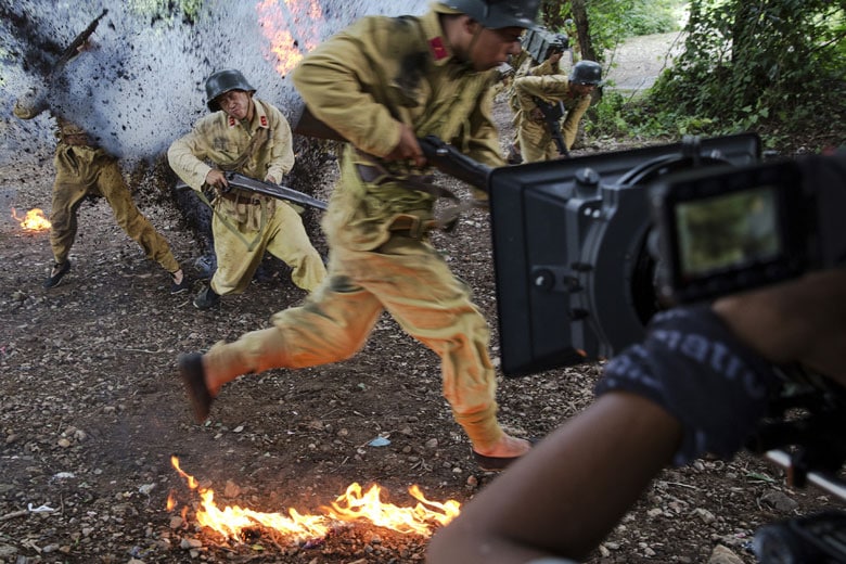 多くの規制を考えると抗日戦争ドラマは比較的作りやすく、戦後70年の昨年は特に多数作られた（特殊効果を駆使した抗日戦争ドラマの撮影現場、2015年8月）　Damir Sagolj-REUTERS
