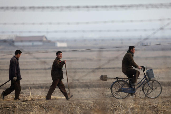 脱北者さえ「死んでもやりたくない」と語るのが堆肥戦闘（画像は2009年4月撮影の北朝鮮）　Nir Elias-REUTERS