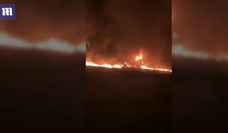 自爆ドローンがロシアの軍用機に激突する瞬間、轟音、悲鳴　Deily Mail/YouTube