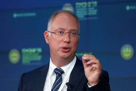 ロシア政府系のロシア直接投資基金総裁で原油減産交渉団のメンバーでもあるキリル・ドミトリエフ氏（写真は）は、世界経済と原油価格が新型コロナウイルス感染の打撃から回復してきたことを理由に、厳格な減産合意を延長する必要はないとの見解を明らかにした。写真はサンクトペテルブルクで２０１９年６月撮影（２０２０年　ロイター／Maxim Shemetov）