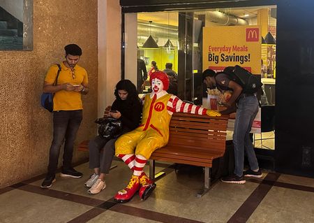 　８月１１日、マクドナルドやコカ・コーラ、アマゾン・ドット・コム、アップルといった米国を拠点とする多国籍企業は、インド国内で呼びかけられている米国製品不買運動の標的となっている。写真はムンバイにあるマクドナルドの店舗前で２０２４年２月撮影（２０２５年　ロイター/Francis Mascarenhas）