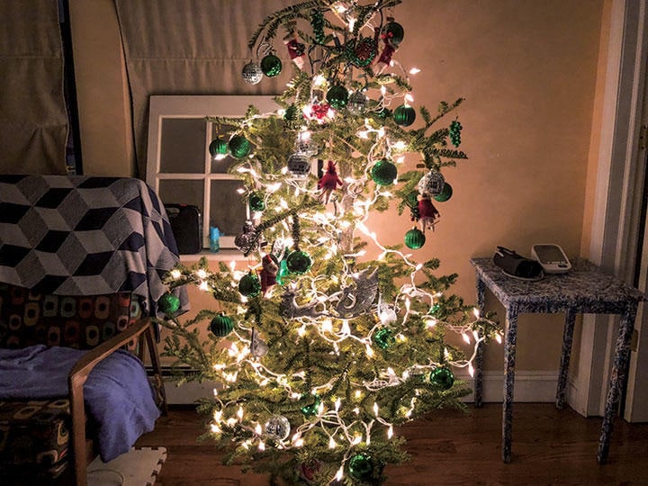 自宅に飾られたクリスマスツリー　COURTESY SENRI OE