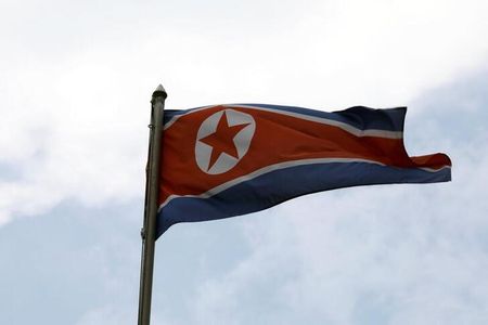 　北朝鮮の金正恩朝鮮労働党総書記は、軍事偵察衛星を計画通り打ち上げるために準備するよう当局者らに指示した。国営の朝鮮中央通信（ＫＣＮＡ）が１９日に報じた。写真は北朝鮮の国旗。クアラルンプールで２０２１年３月撮影（２０２３年　ロイター／Lim Huey Teng）