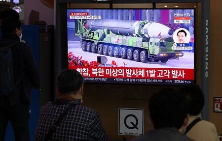 　３月２５日、北朝鮮の国営メディアは、同国が２４日の実験で「新型」の大陸間弾道ミサイル（ＩＣＢＭ）「火星１７」を発射したと報じた。「米国の帝国主義」に対する核抑止力を強めるとしている。写真は同日、韓国の首都ソウルで北朝鮮の発射実験を伝えるテレビに見入る人たち（２０２２年　ロイター／ Yonhap via REUTERS）