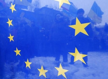 　９月６日、欧州連合（ＥＵ）はウクライナ情勢を巡るロシアへの制裁を６カ月延長することで一致した。関係筋が明らかにした。写真は欧州連合旗。２０１３年１２月、ウクライナの首都キエフで撮影（２０１７年　ロイター／Alexander Demianchuk）