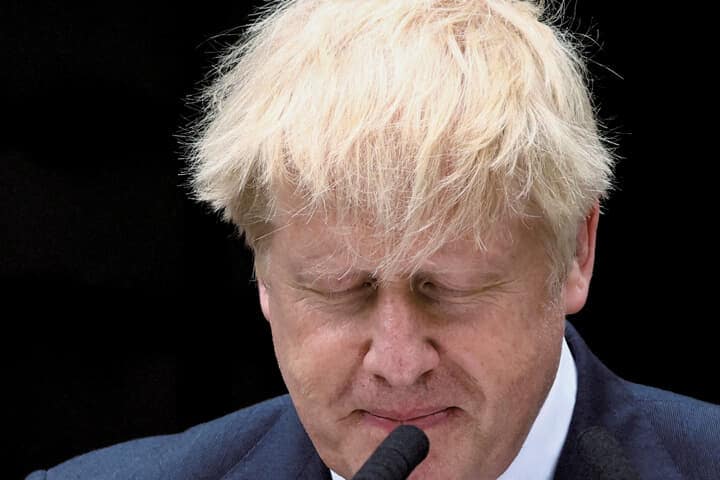 首相官邸前で辞任を表明するジョンソン英首相（7月7日）　HENRY NICHOLLSｰREUTERS