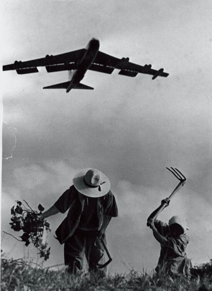 返還前の沖縄からベトナムに向けて飛び立つ米軍機（1970年）　読売新聞/AFLO