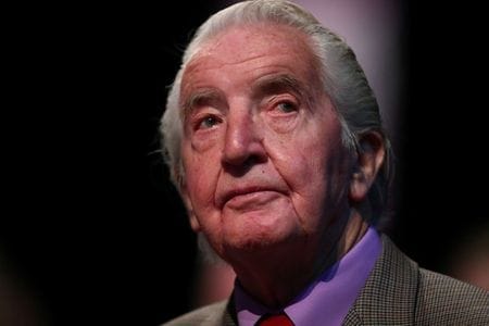 　１３日に判明した英総選挙の結果によると、野党・労働党のベテラン議員、デニス・スキナー氏（８７）が与党・保守党の候補に敗れた。労働党の伝統的な地盤がまた一つ崩れた。写真は英リバプールで２０１８年９月に撮影（２０１９年　ロイター／Hannah McKay）