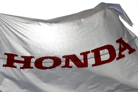 　ホンダは９月７日、２０２５年から北米で販売する電気自動車（ＥＶ）の充電規格として、米テスラの「ＮＡＣＳ」方式を採用することで同社と合意したと発表した。写真はホンダのロゴ。埼玉県寄居町で２０１６年３月撮影（２０２３年　ロイター/Thomas Peter）