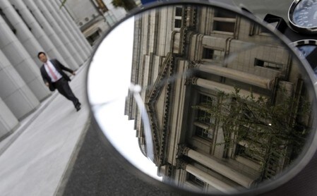 　５月１１日、中央銀行があらかじめ金融政策の道筋を示すことで市場の安定を図る「フォワードガイダンス」が、かえって市場を混乱させる例が目立っている。写真はミラーに映る日銀本店。都内で２０１２年１１月撮影（２０１８年　ロイター/Toru Hanai）