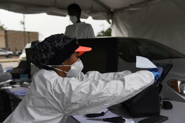 米国で新型コロナウイルスの一日の感染者数が４月下旬以降で最多を記録し、過去２番目の水準になったことが分かった。テキサス州ヒューストンの検査所で２３日撮影（２０１９年　ロイター/CALLAGHAN O\'HARE）