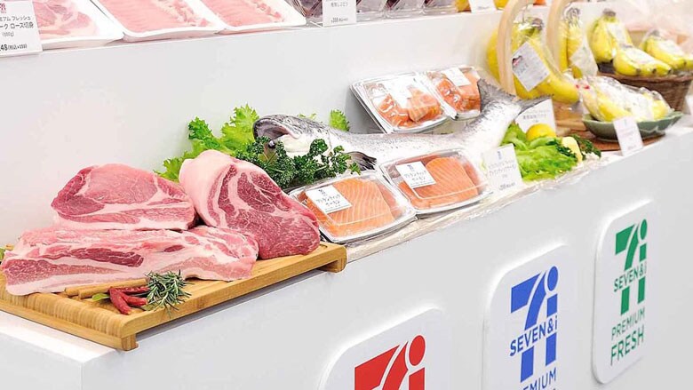「セブンプレミアム フレッシュ」にはバナナからサーモン、カナダ産の豚ロースなどが並んだ。スーパーの店頭で支持を得られるか（撮影:梅谷秀司）