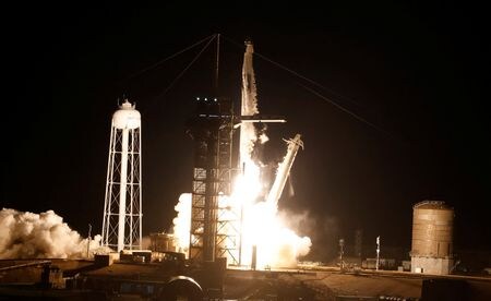 米スペースＸの有人宇宙船「クルードラゴン」が米東部時間１０日早朝、民間人４人を乗せてフロリダ州の米航空宇宙局（ＮＡＳＡ）ケネディ宇宙センターから打ち上げられた。（2024年　ロイター/Joe Skipper）