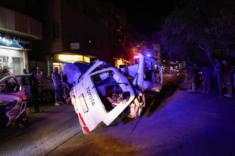 シリアの首都ダマスカス近郊で6日夜、ミニバスに仕掛けられた爆弾が爆発した。写真は損傷した車両。REUTERS/Yamam Al Shaar