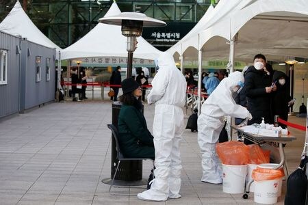 　韓国保健当局の２０日の発表によると、過去２４時間に報告された新型コロナウイルス感染者数は１０９７人となり、過去最多を更新した。写真はソウルの検査施設。１８日撮影（２０２０年　ロイター／Heo Ran）