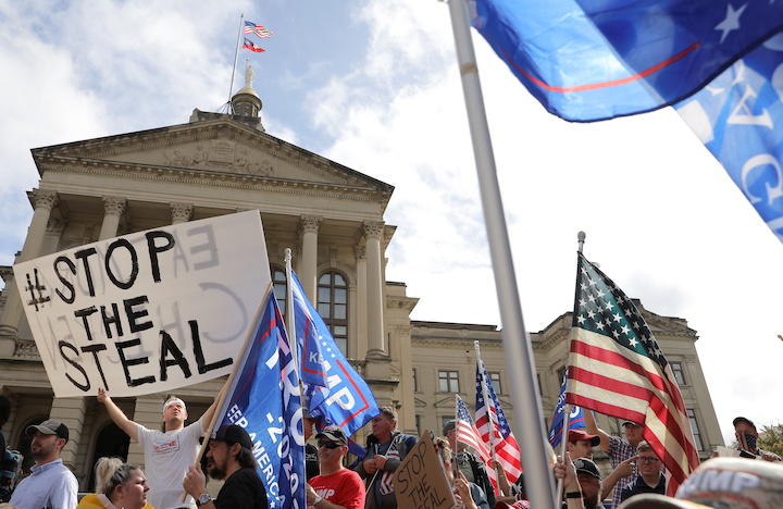 アトランタで「選挙を盗むのはやめろ」のメッセージを掲げるトランプ支持者（7日）　Dustin Chambers-REUTERS