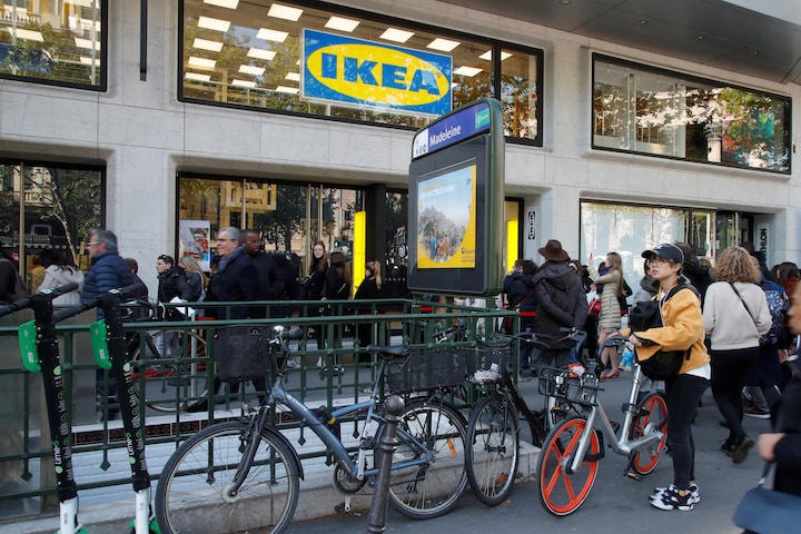 IKEAで3000人規模の「かくれんぼ」が計画され警察出動の騒ぎに...... （写真の店舗とは別） Charles Platiau-REUTERS