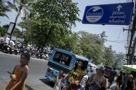　４月２５日、タイ観光庁によると、今年１―３月の国外からの観光客は前年比で１５．４５％増加した。４―６月は１３％増と見込んでいる。タイ・プーケット島のパトンビーチの近くで３月撮影（２０１６年　ロイター/Athit Perawongmetha）