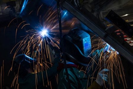 米連邦準備理事会（ＦＲＢ）が１６日発表した４月の鉱工業生産指数は、製造業の生産指数が前月比０．３％低下した。３月撮影（２０２４年　ロイター/Carlos Barria）