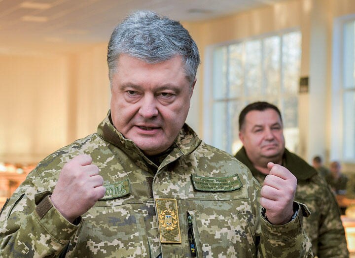 ウクライナ軍を視察するポロシェンコ大統領（11月28日）　REUTERS