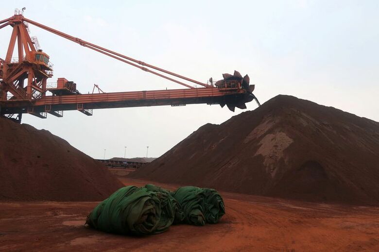 鉄鉱石を混ぜ合わせる機械。2018年9月、中国遼寧省の大連港で撮影。REUTERS/Muyu Xu