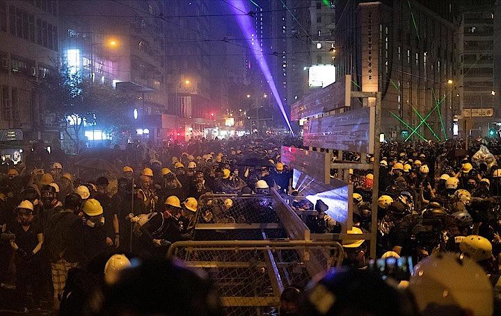 中国本土への容疑者引き渡しを可能にする「逃亡犯条例」改正案をきっかけとした抗議活動が続く香港で、デモ参加者が香港国際空港周辺の道路や公共交通機関を封鎖した。写真はバリケードを築くデモ参加者、8月31日撮影（2019年　ロイター/Danish Siddiqui）