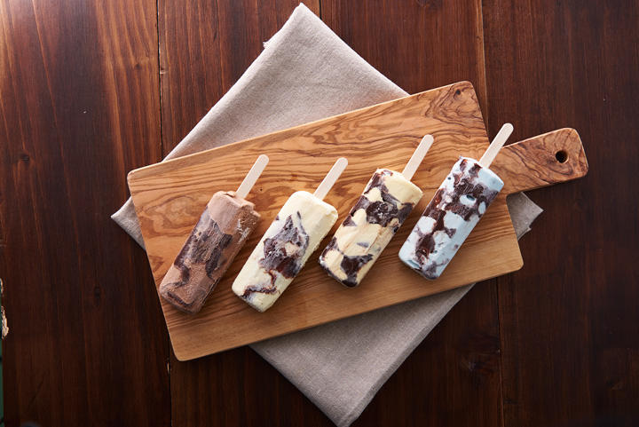 シャトレーゼで人気ナンバーワンのアイス「チョコバッキー」。発売3年で累計1億本を突破した看板商品で、1本なんと税込64円（『シャトレーゼは、なぜ「おいしくて安い」のか』117ページより）