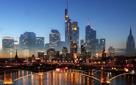 　２月１１日　ドイツのメルケル首相は新型コロナウイルス感染抑制のためのロックダウン（都市封鎖）を３月７日まで延長することで州首相らと合意したことを受け、国民にいま少しの忍耐を求めた。写真は２月１１日、フランクフルトで撮影（２０２１年　ロイター/Kai Pfaffenbach）