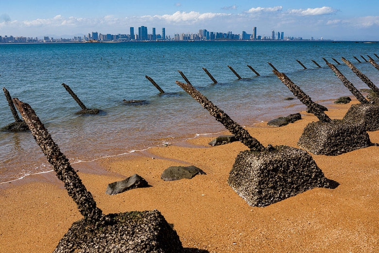 台湾・金門島の海岸に残る上陸阻止の「忍び返し」。中国のアモイはほんの2キロ先だ　ANN WANGーREUTERS