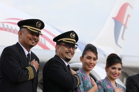 　１０月２６日、日本航空とカタール航空、中国南方航空が、経営再建中のマレーシア航空の株式を取得するため応札したとマレーシア経済週刊誌エッジが関係筋の話として報じた。写真はマレーシア航空の搭乗員。７月２２日、クアラルンプールで撮影（２０１９年　ロイター/Lim Huey Teng）