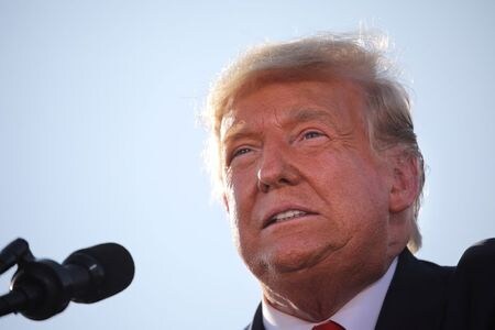 　１０月１９日、トランプ米大統領（写真）は、今月２２日に予定されている大統領選候補による討論会について、非常に不公平だが参加すると述べた。写真はアリゾナ州 で撮影（２０２０年　ロイター／Carlos Barria）