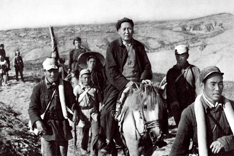 長征の最中、馬に乗って移動する毛沢東（1935年）　PICTURES FROM HISTORYｰUNIVERSAL IMAGES GROUP/GETTY IMAGES