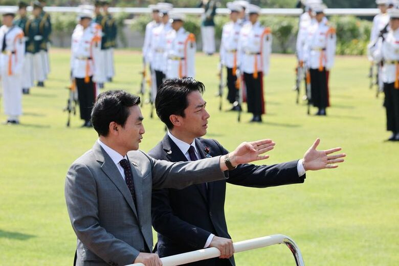 2026年6月28日、韓国ソウルの国防省で行われた会談に先立ち、日本の小泉進次郎防衛大臣と韓国の安徽博防衛大臣が歓迎式典で儀仗兵を閲兵した。 REUTERS/Kim Hong-Ji/Pool