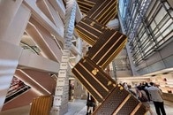 コーチとグッチで明暗　Z世代が変える高級ブランド市場、売上を伸ばす老舗ブランドの戦略は？