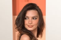 【写真】全裸で日光浴...エミリー・ラタコウスキーの「過激ショット」にネット騒然　帽子には「まさかの文字」