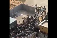 【動画】封鎖で食糧不足が深刻化したこともあり、我先に脱出する中国工場の労働者たち