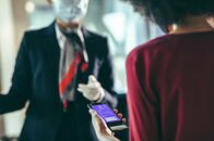 マスク不注意で搭乗拒否、激昂する客と石になる客室乗務員