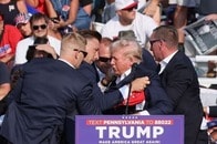 トランプ氏「右耳上部を貫通」と投稿、演説中に銃撃...容疑者と集会参加者1人死亡（映像）
