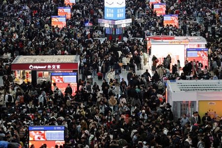 　中国の春節（旧正月）に伴う休暇は２８日に始まり、２月４日まで続く。当局は消費を促して低迷する経済を活性化させようと、昨年と同様に連休期間を７日間から８日間に増やした。上海虹橋駅で２４日撮影（２０２５年　ロイター／Go Nakamura）