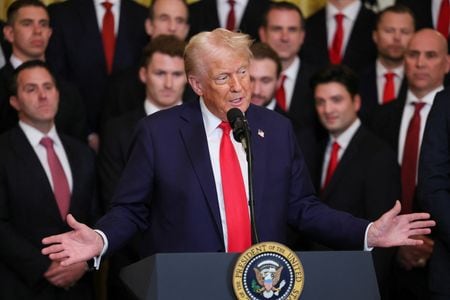　２月３日、トランプ米大統領（写真中央）は、中国系動画投稿アプリ「ＴｉｋＴｏｋ（ティックトック）」の売却を仲介しようとする中、ＴｉｋＴｏｋに多くの関心が寄せられていると述べた。写真は米ワシントンで撮影（２０２５　ロイター／Leah Millis）
