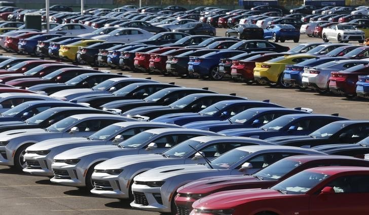 １２月１日、調査会社オートデータがまとめた１１月の米自動車販売は前年同月比１．４％増の１３２万台と、１１月としては２００１年につけた過去最高水準に迫った。ミシガン州で１０月撮影（２０１５年　ロイター/Rebecca Cook）