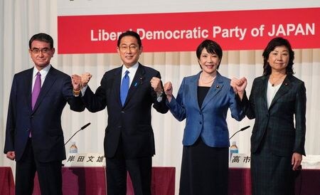 自民党総裁選がきょう投開票される。世論調査で人気のある河野太郎行政改革相が勝ち抜くのか、岸田前政調会長や高市前総務相が決選投票で逆転勝利するのか、党員票の動きは予想しづらく、「誰も結果が読めない」（党関係者）状態だ。写真は都内で１７日、代表撮影（２０２１年　ロイター）