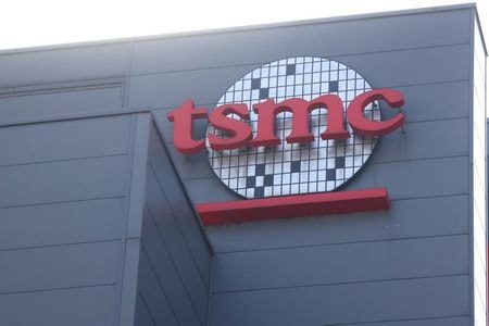 半導体受託生産世界最大手の台湾積体電路製造（ＴＳＭＣ）が１５日発表した第１・四半期決算は、純利益が１３９７億台湾ドル（４９億１０００万米ドル）となり１９．４％増加した。写真は同社ロゴ、１月撮影（２０２１年　ロイター／Ann Wang）