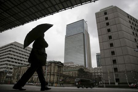 　４月２１日、日銀は半期に一度の「金融システムリポート」を公表し、地域金融機関中心に伸びている不動産業向け融資について、不動産ファンドには海外の投資ファンドから資金が流入しており、米金利の上昇などグローバルな環境変化が海外ファンドの投資減少につながれば各地域の不動産ファンドの価格下落につながると警鐘を鳴らした。写真は２０１６年２月、都内で撮影（２０２２年　ロイター/Thomas Peter）
