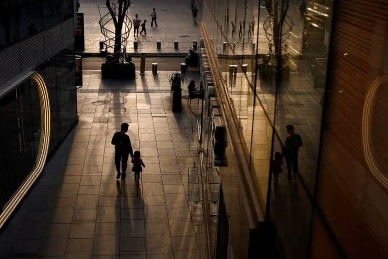 ５月２７日、 中国の主要銀行が先週預金金利を引き下げた際、ミロ・チェンさん（３７）はソーシャルメディアで「金利が下がった際にあなたは貯蓄しますか、それとも消費しますか」とアンケート調査を行った。北京の商業施設で４月撮影（２０２５年　ロイター/Tingshu Wang）