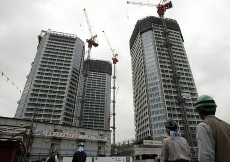 　１１月１５日、不動産経済研究所が発表したマンション市場動向によると、１０月の首都圏マンション発売戸数は前年比０．６％減の２９０３戸となった。写真はマンションの建設現場。都内で２００９年６月撮影（２０１６年　ロイター／Issei Kato）